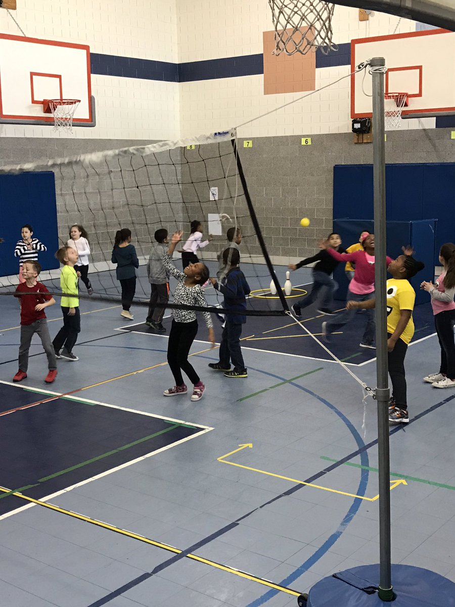 MarkBluegym's tweet photo. Lemonade wars: The students are tossing lemons (balls) over the net trying to knock down the glasses of lemonade (pins).  #wilburinspired https://t.co/keM1wF0VaD