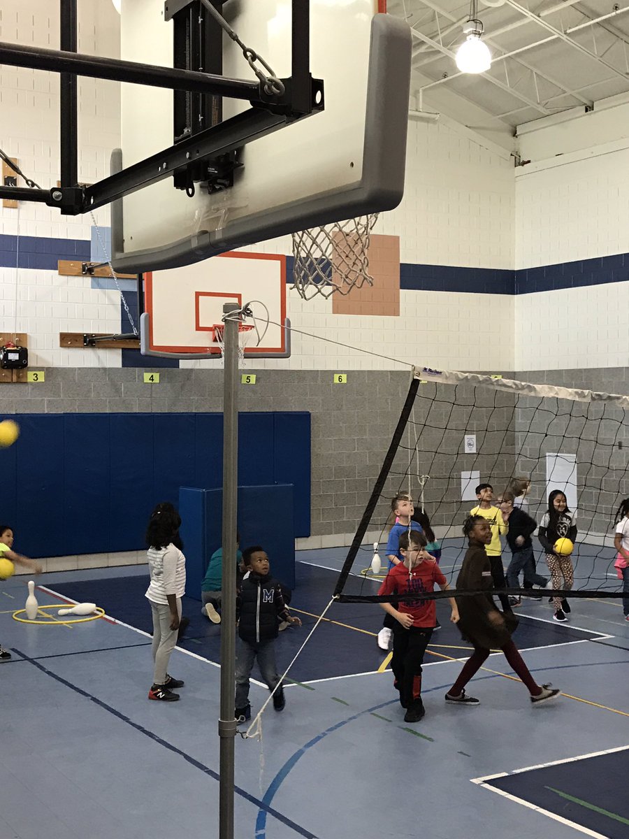 MarkBluegym's tweet photo. Lemonade wars: The students are tossing lemons (balls) over the net trying to knock down the glasses of lemonade (pins).  #wilburinspired https://t.co/keM1wF0VaD