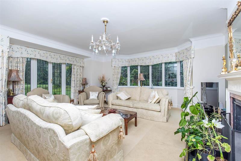 Ibbett_Mosely's tweet photo. Seven bedroom property in #Culverstone Green. Excellent for #horse lovers - 8 acres, including paddocks + 9 stables. https://t.co/O2Ni3uhjk9 https://t.co/mn9mZneDxM