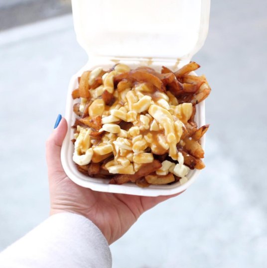 La #poutine = le paradis pour n’importe quelle fille en #SPM ou #menstrues. 
Photo crédit : bit.ly/2kBQfqB