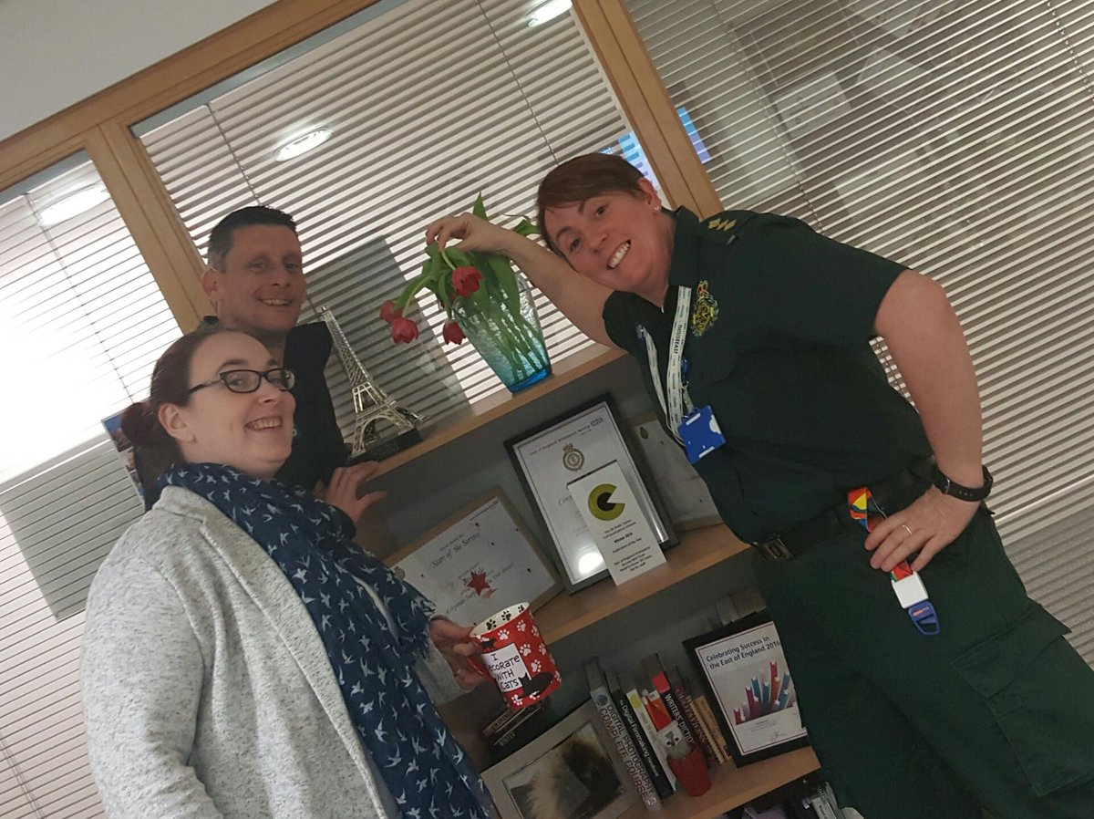 joyh_e's tweet photo. Boom! Objectives written. Nice to start & finish a couple of tasks today; it's rare π these cheekies also say 'hi' #droopytulips #WeekOfHoC https://t.co/cw3yzqQYRy