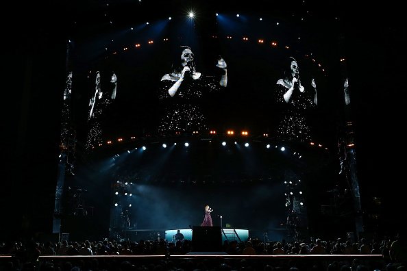 live2017_adele's tweet image. Voici les photos de @Adele prises durant le concert a #Perth.5/5 #AdeleLive2017 #DomainStadium #Adele
