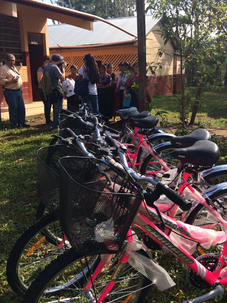 UNFPAGuatemala's tweet photo. Hoy en Pecajbá, #Chisec entregamos las bicicletas a niñas que dejaron de estudiar para retomar sus estudios #10Inversiones #InvertirEnNiñas https://t.co/wTf4N1ITIs
