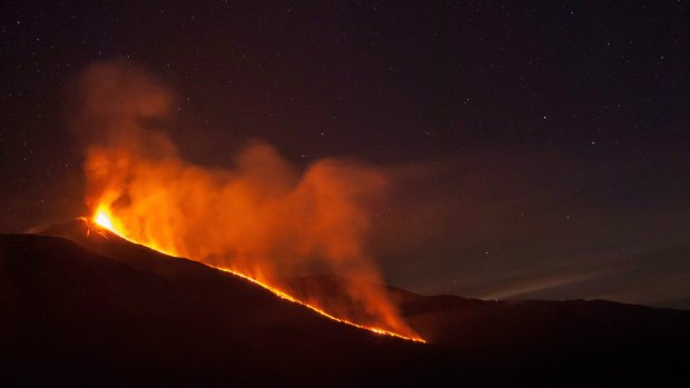 EmmaCollins4's tweet image. Its crazy to think that 4 months ago I took this photo of the quiet southern crater of Mt Etna, as of last night, it is no longer quiet.