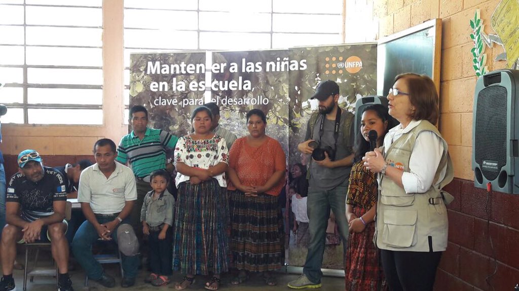 UNFPAGuatemala's tweet photo. Asegurar la educación de las niñas es una de las #10Inversiones para el desarrollo y para transformar vidas #Chisec #InvertirEnNiñas https://t.co/28reGP8pYk