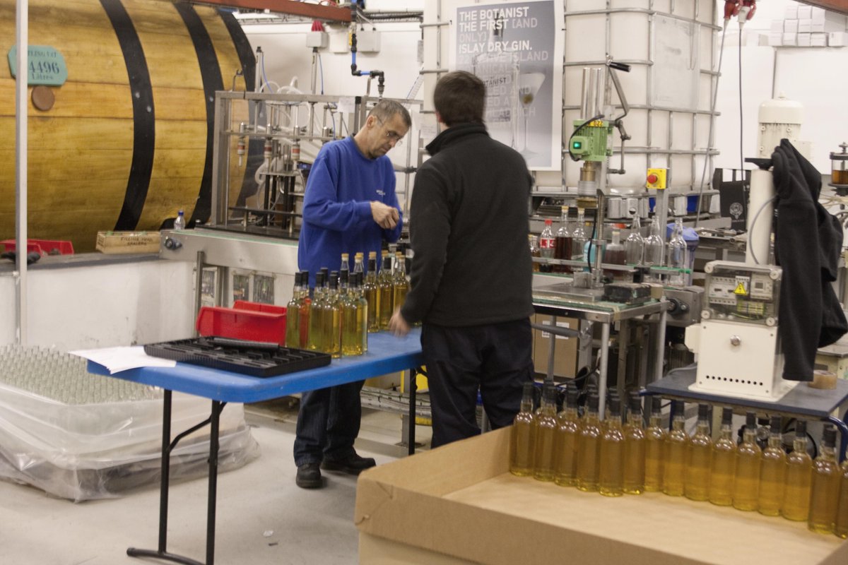 flaviar_com's tweet photo. It's truly fascinating to watch how #Scotch #Whisky goes from cask to tank to a bottle: https://t.co/Iym7dAakiU #bottlingprocess https://t.co/qW0NxShTzp