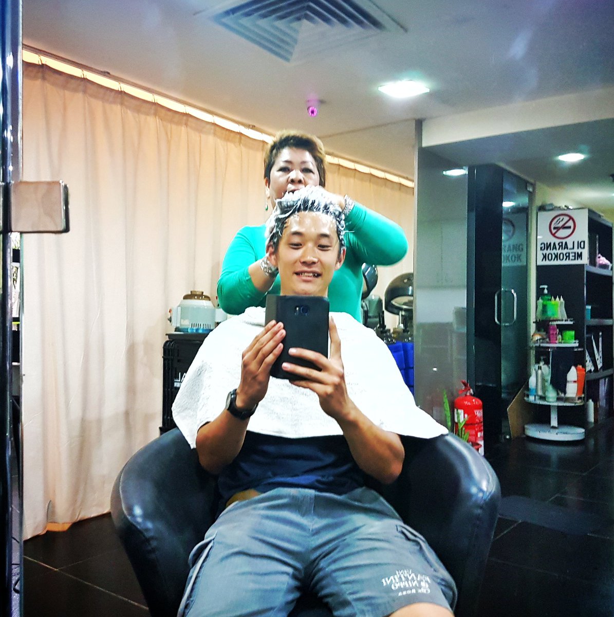 hibike291's tweet photo. 仕事が早めに終わったので
夕食前の駆け込み散髪✂✂
マレーシアンスタイルに乞うご期待（笑）
#malaysianstyle #primacena #beforedinner #speedcut https://t.co/yeosCggCww