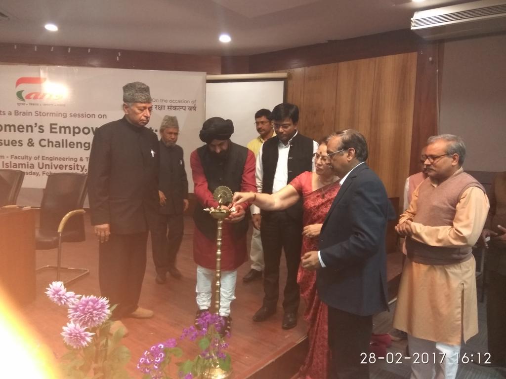 JamiaKhabr's tweet image. दीप प्रज्वलित कर कार्यक्रम का उद्घाटन किया गया।
#FANSSESSION
#जामिया_कैंपस