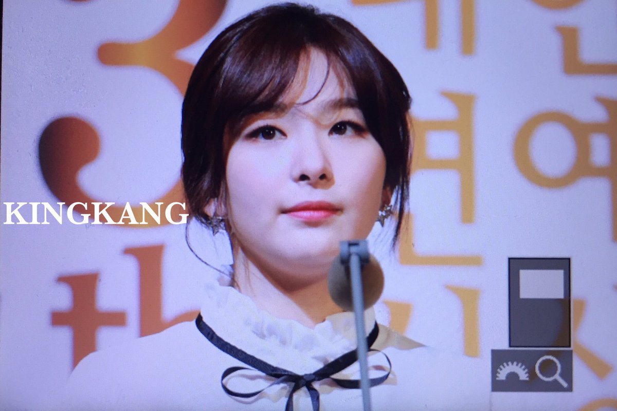 kingkangseulgi's tweet photo. 170228 대한민국 연예예술상 시상식 #슬기 #SEULGI https://t.co/Vo5moejLiz