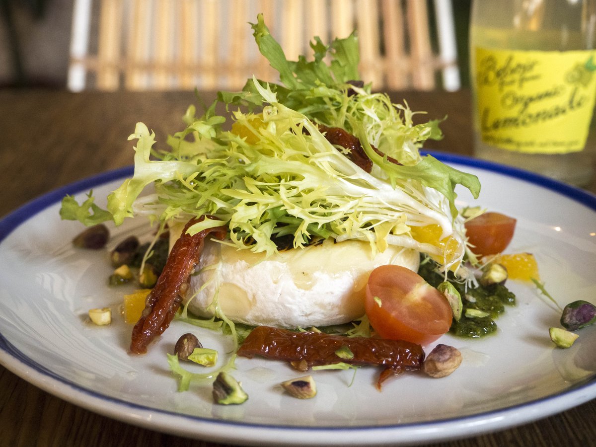 Lleugera i llaminera és la nostra amanida tèbia de formatge Tomino, 
escarola, pesto de festuc i tomàquets secs #tomino #chichalimona