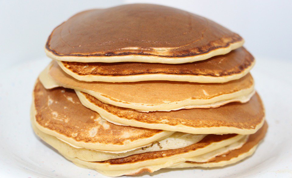 GlasgowClimbing's tweet photo. Ok #Twitter. #Scottish #PancakeDay question: what do you call these? #RegionalNames #DropScones #crumpet #ScotchPancake ? @TheBalconyCafe1 https://t.co/xQao7LXedP