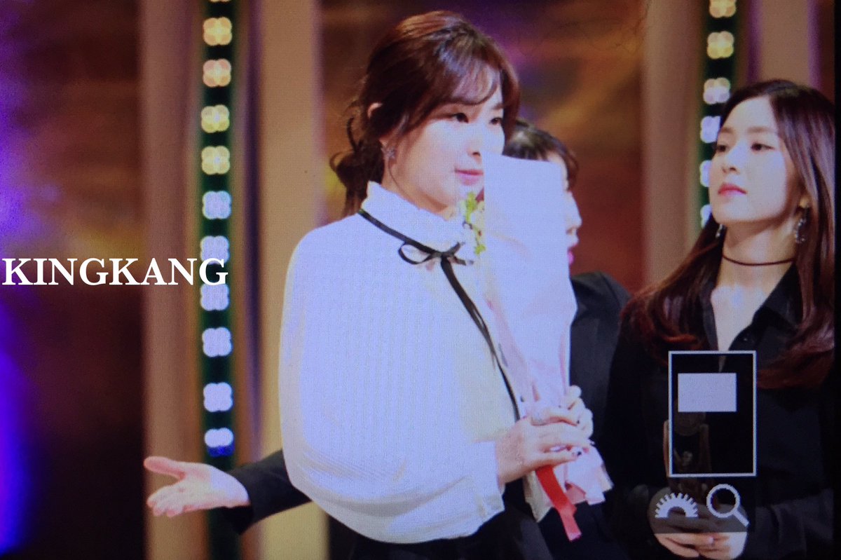 kingkangseulgi's tweet photo. 170228 대한민국 연예예술상 시상식 #슬기 #SEULGI 꽃을 든 여자🎶 https://t.co/yDoy1rXV5r
