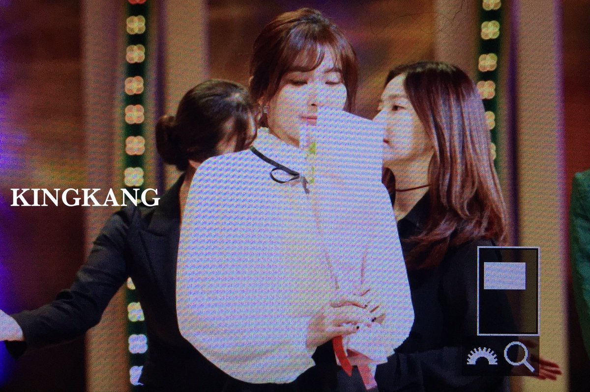 kingkangseulgi's tweet photo. 170228 대한민국 연예예술상 시상식 #슬기 #SEULGI 꽃을 든 여자🎶 https://t.co/yDoy1rXV5r