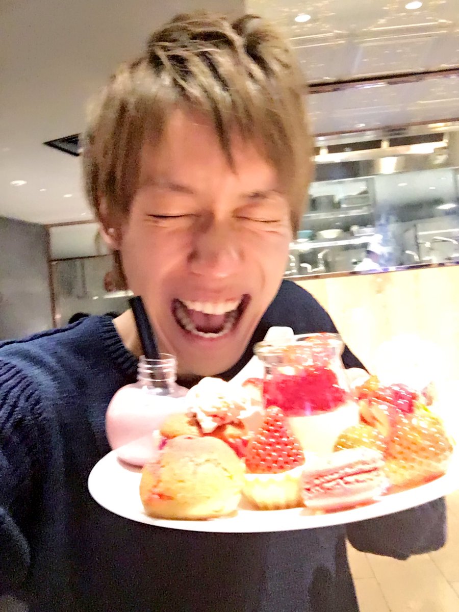 Ryo_Maenaka's tweet photo. 今日はヒルトン東京の
メトロポリタングリル!
いちごブュッフェしてきた!!!
いちごは最高🍓最強🍓正義🍓
ばーーーりうまいっっっ!!!
メイン料理のステーキも最強やったなぁああああ
よっしゃ!
3月バッチコーーーイ\(^o^)/
#いちご
#ほっぺ3回落ちた https://t.co/Wv8eVYQvQV