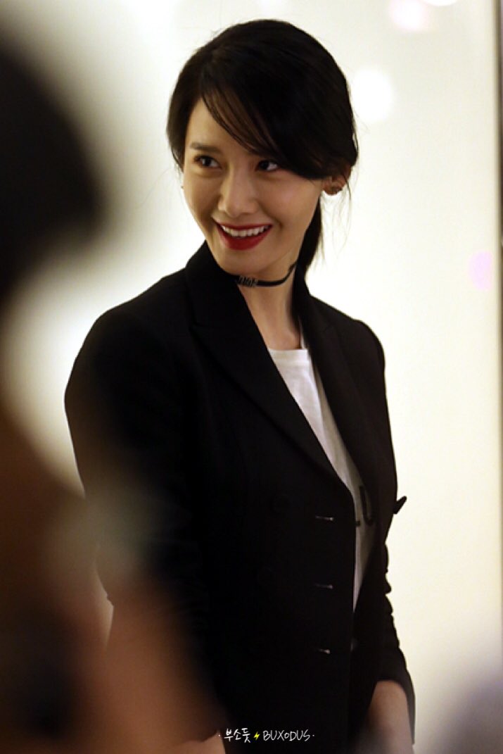 [PIC][28-02-2017] YoonA khởi hành đi Hồng Kông để tham dự sự kiện “DIOR 17S/S Landmark Pop Up Store” vào sáng nay - Page 3 C5wIWpZVUAA0rPg
