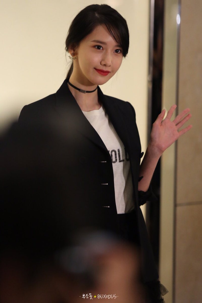 [PIC][28-02-2017] YoonA khởi hành đi Hồng Kông để tham dự sự kiện “DIOR 17S/S Landmark Pop Up Store” vào sáng nay - Page 3 C5wIWpcVUAAD4yK
