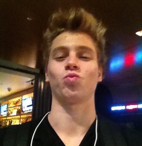 channieslouv's tweet photo. No sé cómo sentirme respecto a esto #BestMo #GIRLSTALKBOYS #iHeartAwards https://t.co/v34anTa6jB