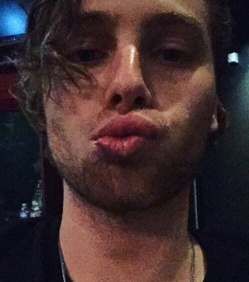 channieslouv's tweet photo. No sé cómo sentirme respecto a esto #BestMo #GIRLSTALKBOYS #iHeartAwards https://t.co/v34anTa6jB