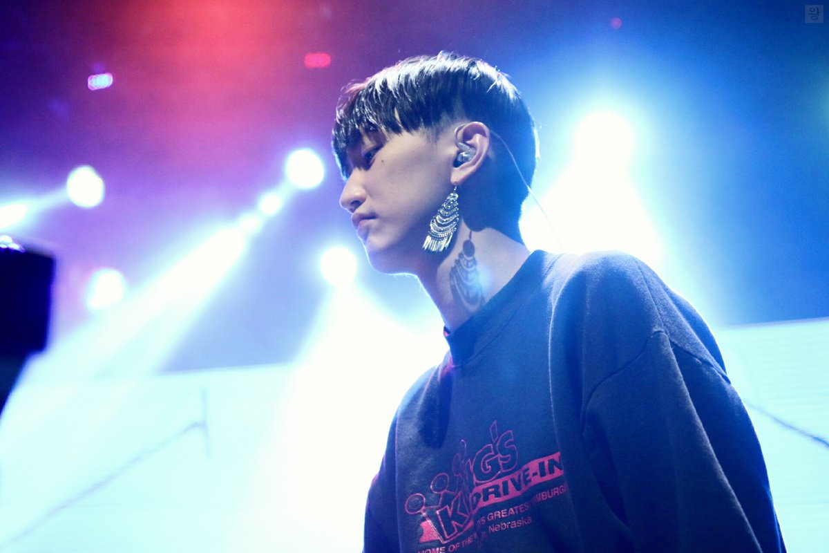 "가끔 귀 치장을 하고 돌아다니다보면, 저를 좀 노려보시는 아저씨분들도 계시고. 그런데 그런 분들 눈치보지 마시고 마음껏 자기 하고싶은대로 꾸미고 다니세요."