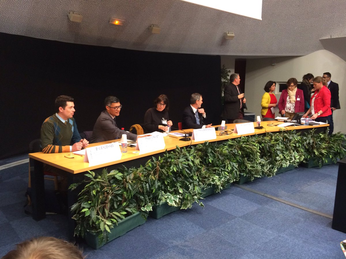 me_vinny_78's tweet photo. #CadreEdu2016 #fqde Début de la table ronde sur le projet d'établissement. https://t.co/ktcrhlb8TK