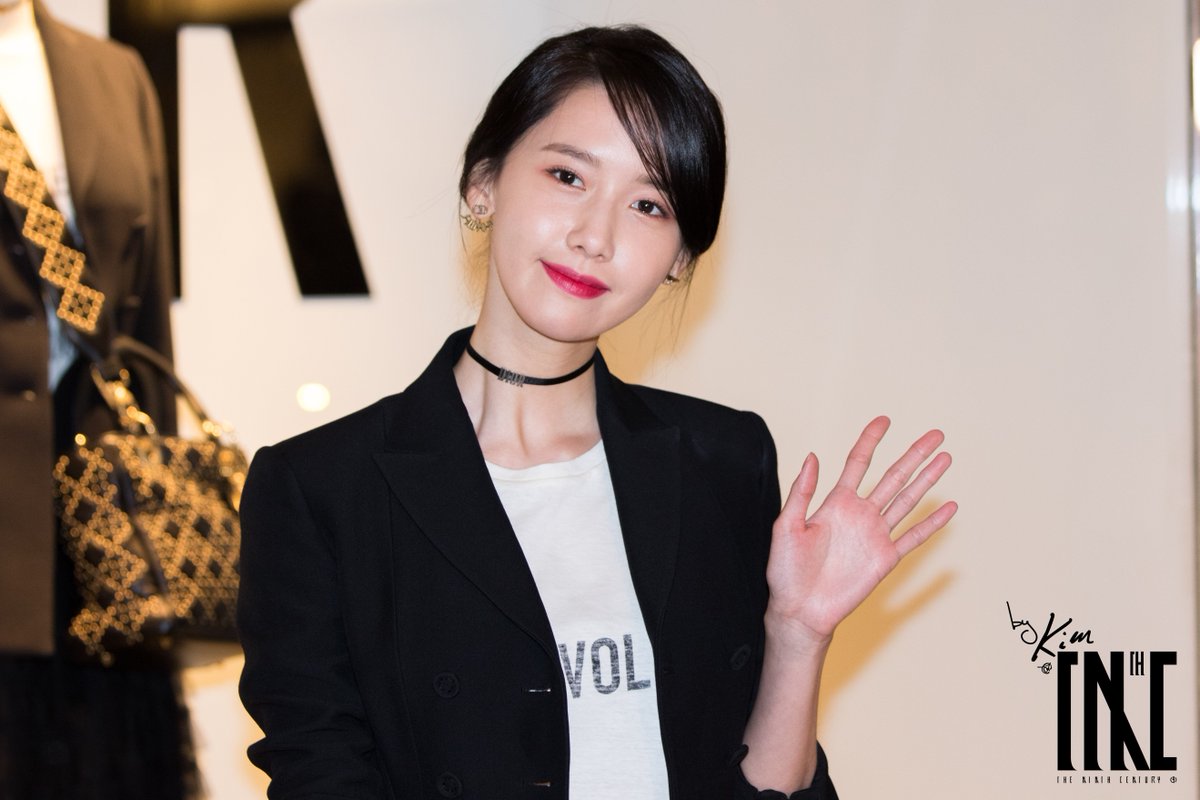 [PIC][28-02-2017] YoonA khởi hành đi Hồng Kông để tham dự sự kiện “DIOR 17S/S Landmark Pop Up Store” vào sáng nay - Page 3 C5wOjniVUAAn91P