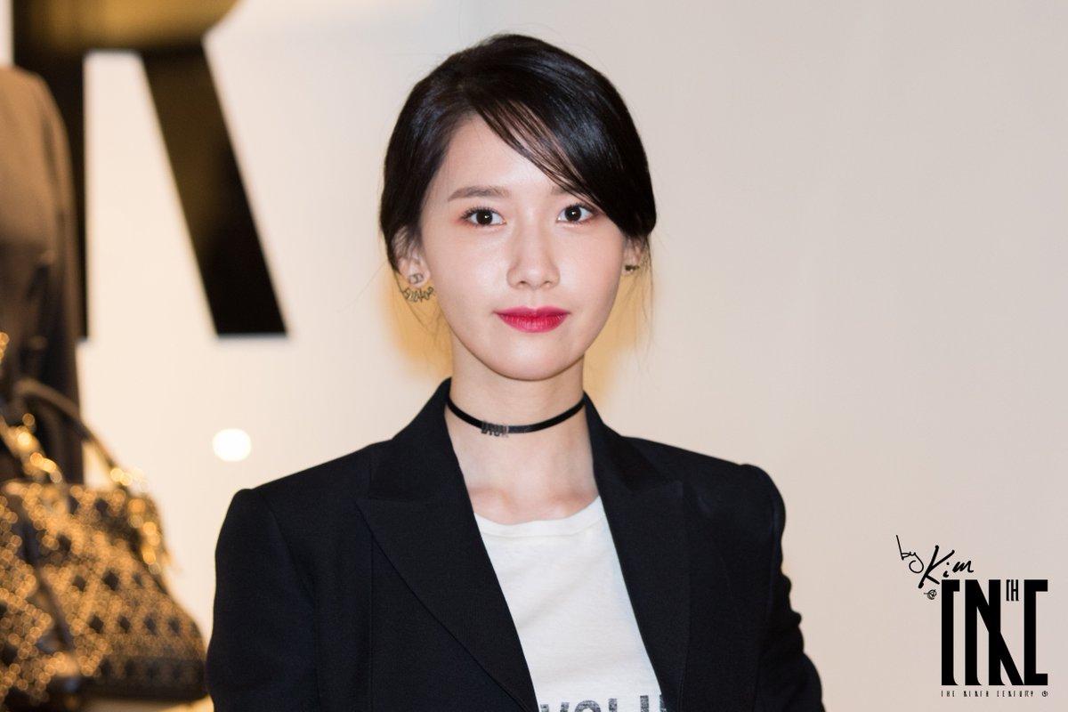[PIC][28-02-2017] YoonA khởi hành đi Hồng Kông để tham dự sự kiện “DIOR 17S/S Landmark Pop Up Store” vào sáng nay - Page 3 C5wOjniVUAUVol_