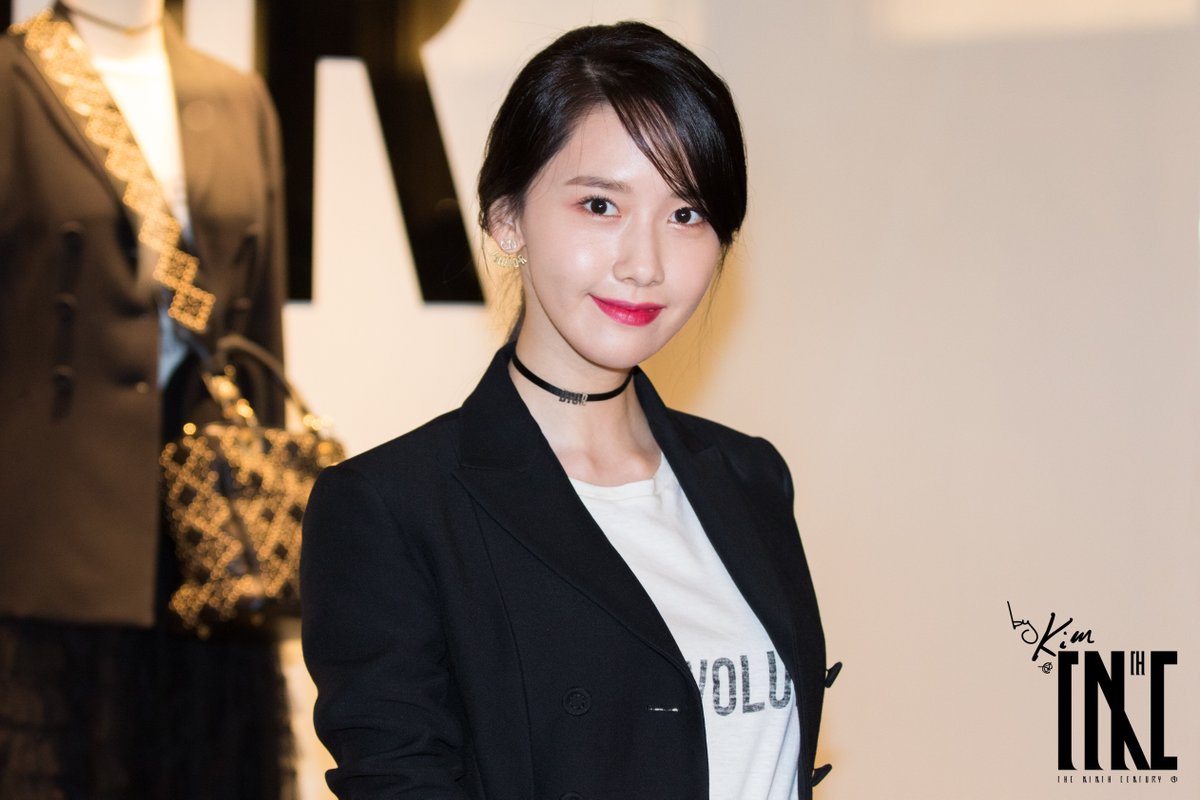 [PIC][28-02-2017] YoonA khởi hành đi Hồng Kông để tham dự sự kiện “DIOR 17S/S Landmark Pop Up Store” vào sáng nay - Page 3 C5wOjnmUsAATOnO