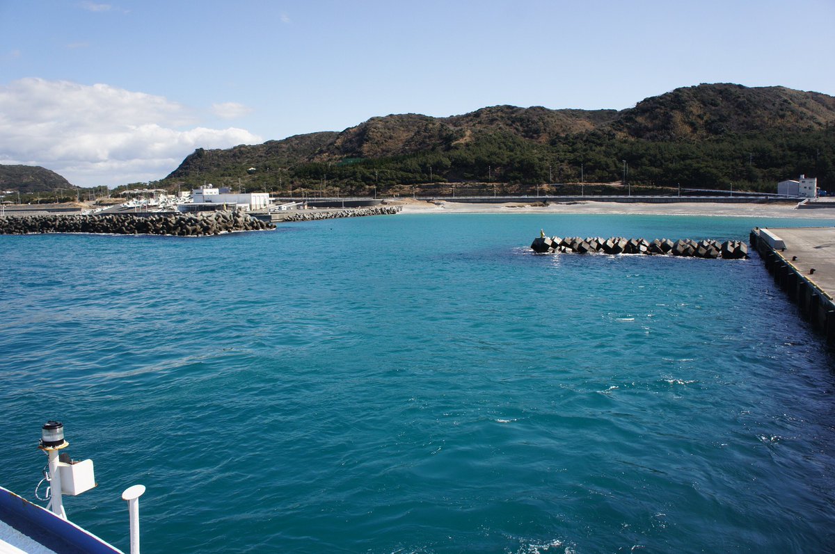heureuse0925's tweet photo. こっちは新島の海。新島ブルー。神津島もどっちもキレイだけど青の種類がちょっと違うと思うのです。共通するのは・・・どっちも飛び込みたくなるきれいさ♡
#新島 #TAMASHIMAベストショットスタンプラリー応募 #伊豆諸島 #nature #natureservice https://t.co/3vUDZOJmnQ