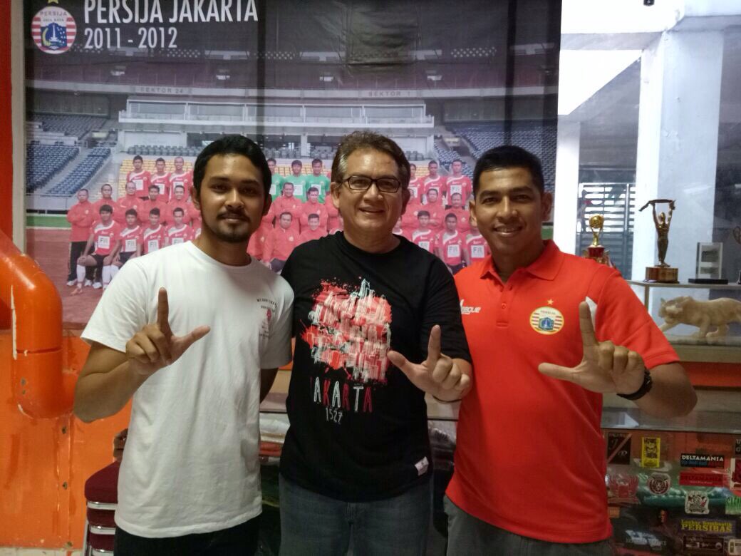 InfokomJakmania's tweet photo. Late post:
Hari minggu kemaren sekretariat dikunjungi oleh manajer dan asisten pelatih @Persija_Jkt. Abel Amnas dan Jan Saragih. https://t.co/I6WfyLB29p