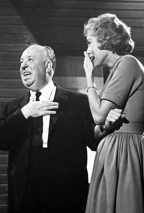 MundoCiTe's tweet photo. Alfred  Hitchcock en el set de rodaje de "Psycho" https://t.co/NnvUKfF0ni