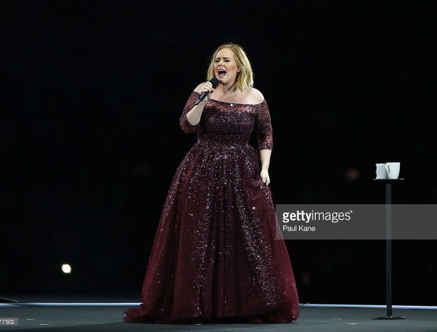 adelewink's tweet image. WHAT A DRESS