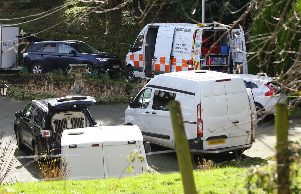 islandecho's tweet image. EXCLUSIVE: FURTHER SEARCHES FOR MISSING ROBBIE GIBSON UNDERWAY AT LUCCOMBE - islandecho.co.uk/news/searches-… #iwnews #FindRobbie