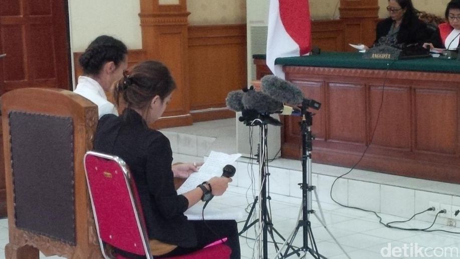 Sambil Menangis, Terdakwa Pembunuh Polisi Kuta Bacakan Pleidoi detik.id/VkORhy