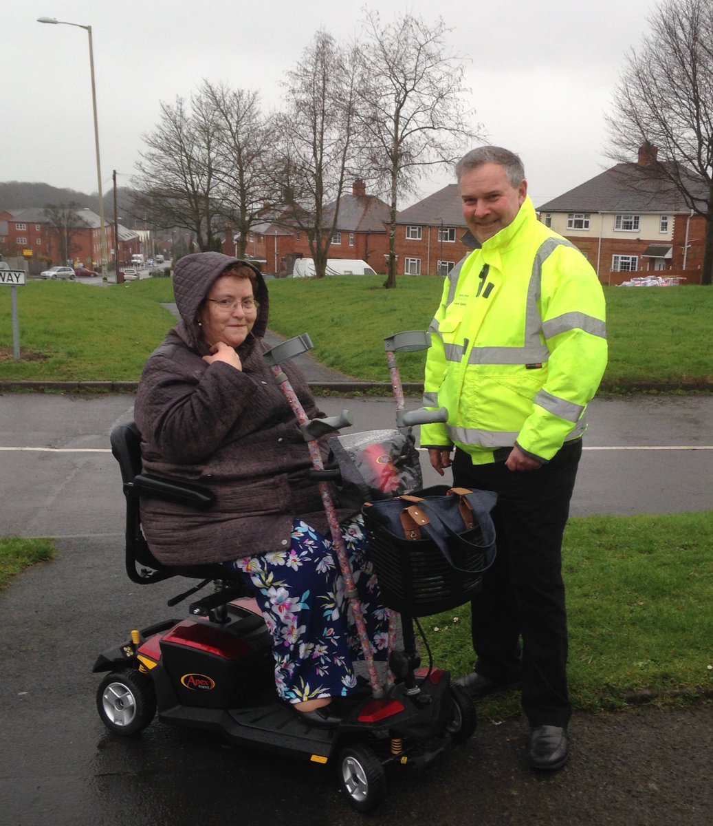 Out & about with @TelfordWrekin officer listening to residents access issues with SG Pathways TY @lucyallan @PartingtonRich #goodmorning 😀☔️