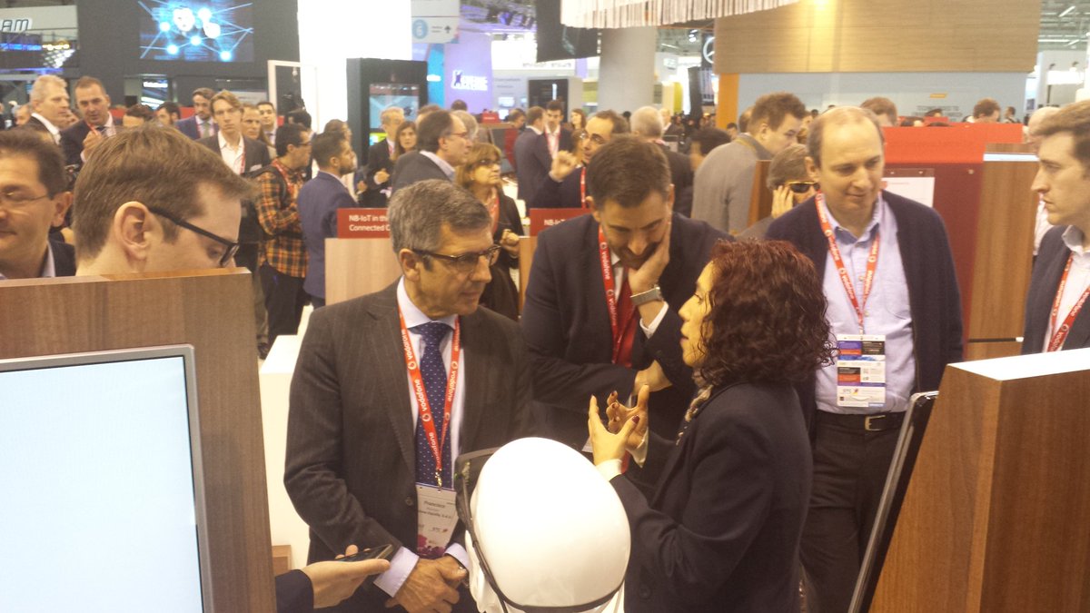 MariSaturTorre's tweet photo. Paco Román, Presidente de @FVESP  con los #PremiosVodafone a la #innovacion 2016 - #conecta2Xaccesibilidad en #VodafoneMWC #MWC17 https://t.co/ZkbuADdj5P