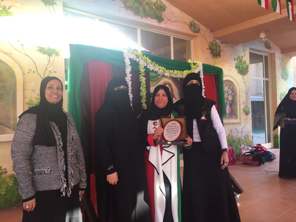 قامت رئيسة القسم الاستاذة حصه العبدالجادر بتكريم المعلمه عائشة الغانم المشرفه على مسابقة الحديث الشريف والتي حصلت على المركز الأول