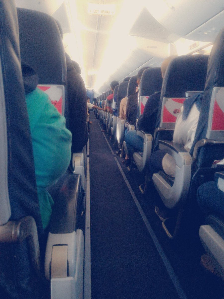 EmbunDhinie's tweet photo. Seat bagian belakang pasti... https://t.co/IgTgjASXuZ