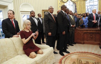 ilhemds's tweet image. Would you please cross your legs, for god sake ??!! #kellyanne @KellyannePolls