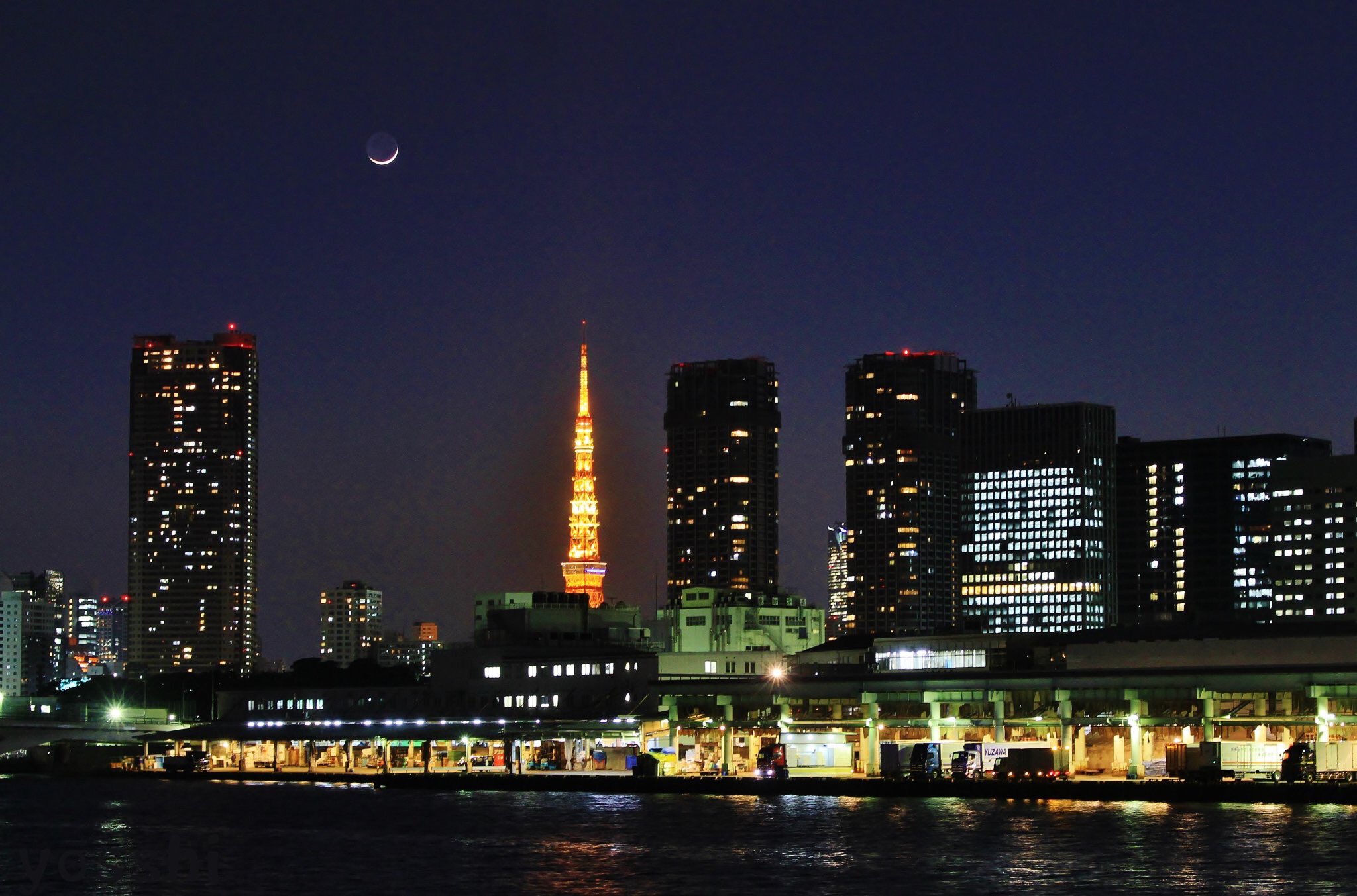 雅 勝鬨橋から見てきた東京タワー 築地市場と今夜の細い月 スカイツリー と三日月の風景は何度か見てきたけど東京タワーと月は初めてだったので撮れてよかったし築地市場の夜景も記録できてよかった T Co Zaplosn6fv Twitter