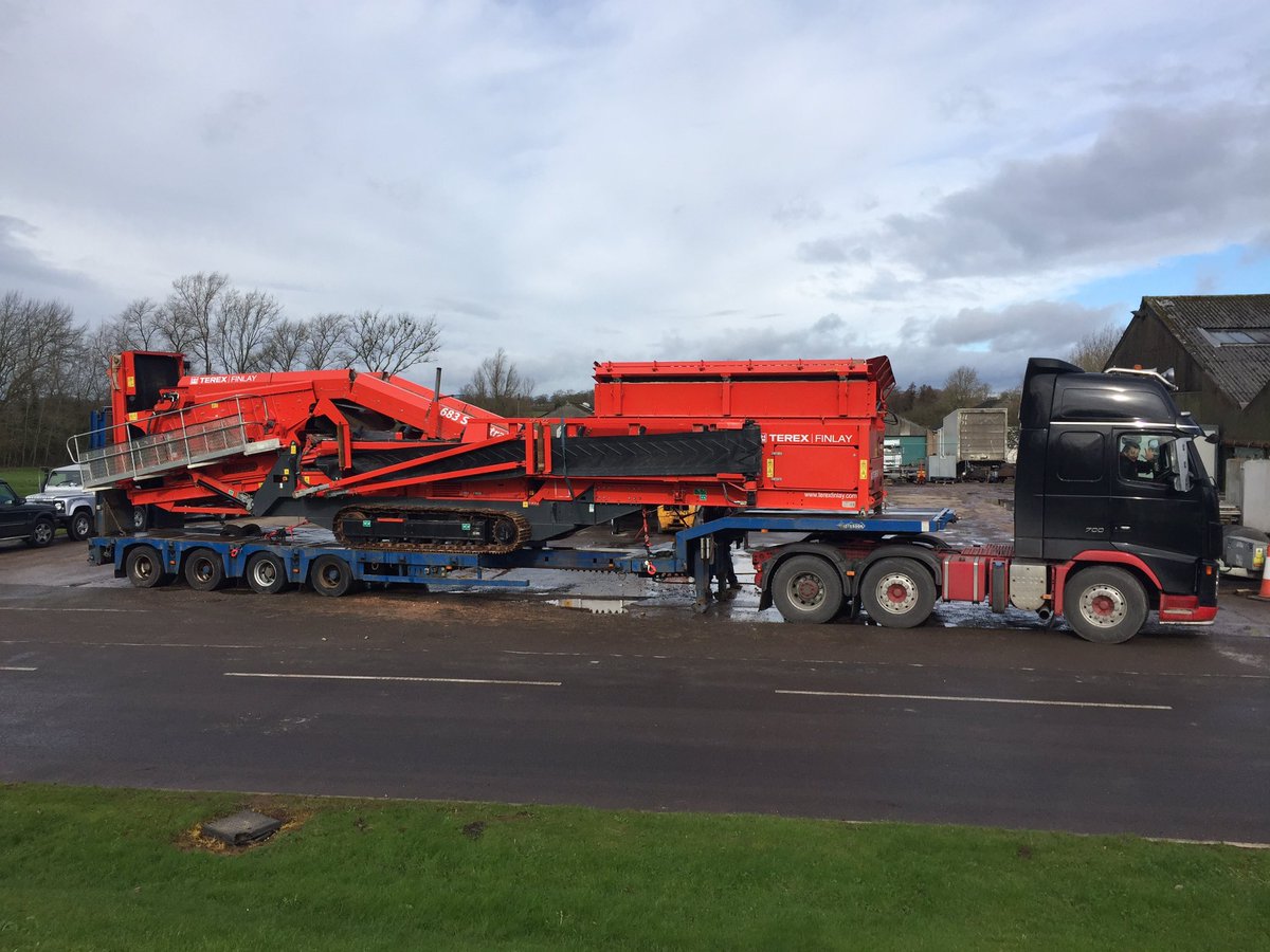 martinfreight's tweet photo. A Terex industrial screen fits perfectly on the 4-axle step-frame extender #plant #haulage https://t.co/hqjMEjccVP