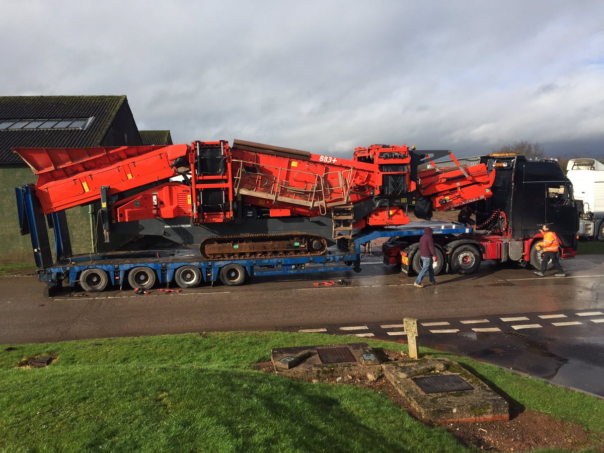 martinfreight's tweet photo. And so does a smaller screen #plant #haulage https://t.co/fAymiyl1sV