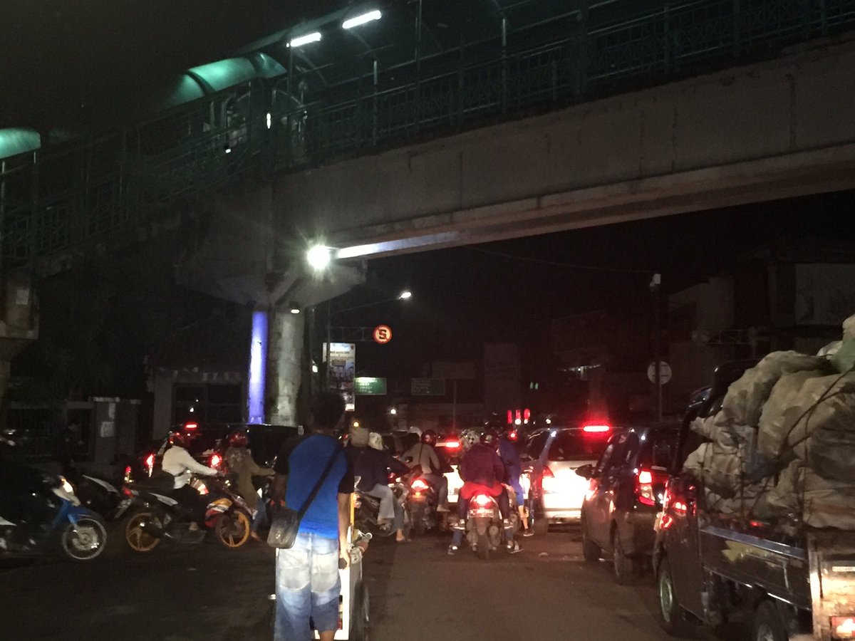 iwanfals's tweet photo. bogor malam ini https://t.co/wOxsPXuBaf
