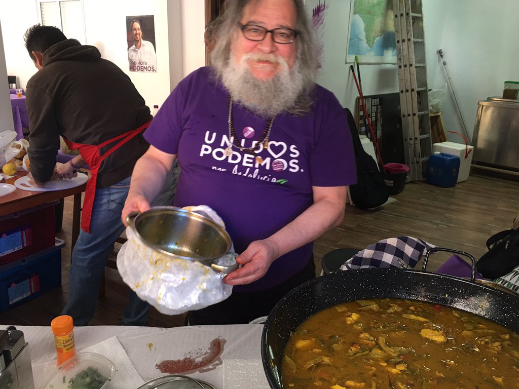 Podemosvelezto's tweet photo. En nuestra sede celebrando #PoderAndaluz28F con comida 🥘 de convivencia con las compañeras y compañeros. https://t.co/1YNZWN4ESz