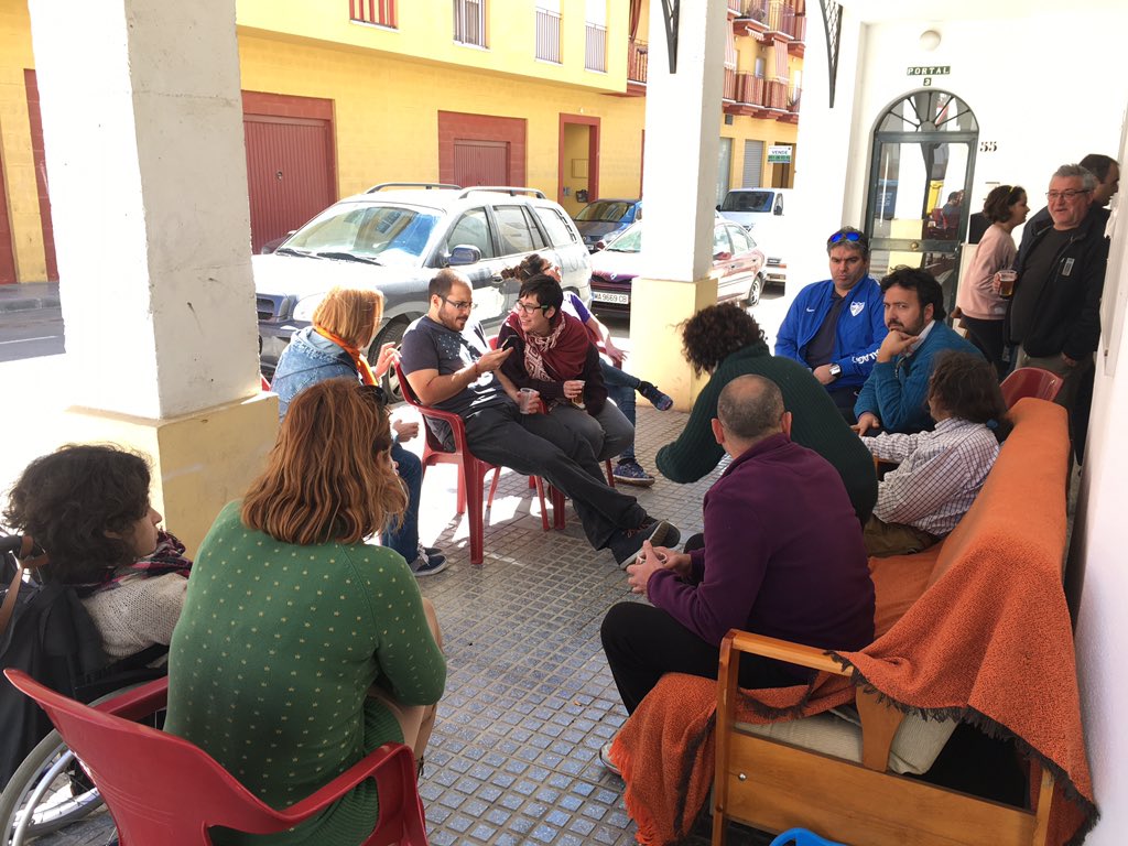Podemosvelezto's tweet photo. En nuestra sede celebrando #PoderAndaluz28F con comida 🥘 de convivencia con las compañeras y compañeros. https://t.co/1YNZWN4ESz