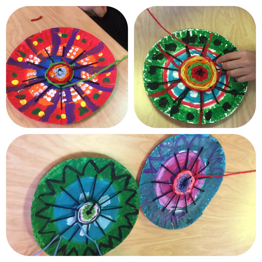 YESartclass's tweet photo. 4th grade students are working on weaving today! #fiberarts #colonialcrafts https://t.co/FMTe19tePh