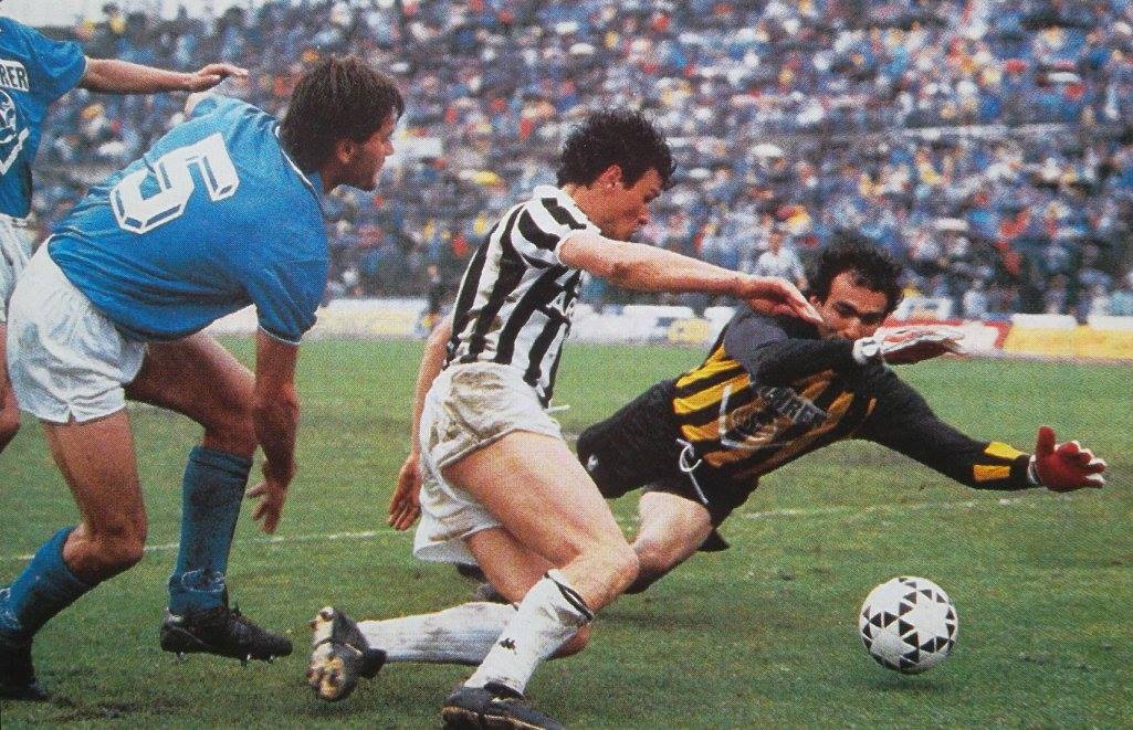 PortieriSiNasce's tweet photo. #Aliboni al #Brescia nel 1987, in anticipo sullo juventino #Serena.
Aliboni in 1987 against Serena
@BresciaOfficial https://t.co/ZGXktI8Kyj