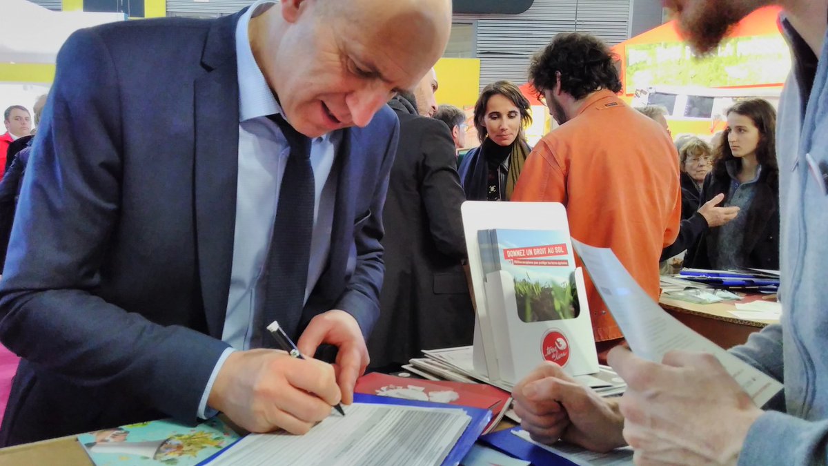 News <a href="/PotierDominique/">Dominique Potier</a> rapporteur de la loi contre l'accaparement des terres signe l'#AppelDuSol sur le stand <a href="/Terredeliens/">Terre de Liens</a> #Sia2017
