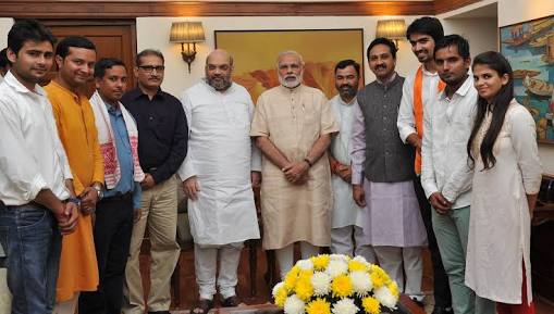 RealHistoryPic's tweet image. Producer &amp;amp; Director posing for Photoshoot during screening of much speculated Movie' ABVP (Aao Bachhon Violence Phailayein). (2017)