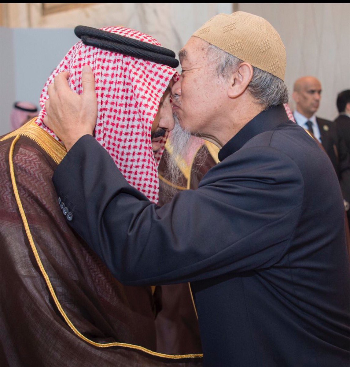 HaniBinbrek's tweet photo. قبلة ماليزي من القلب عن الأمة الإسلامية كلها على جبين ملك العرب والمسلمين حفظك ربي حيث كنت ياخادم الحرمين #خادم_الحرمين_الشريفين https://t.co/xpIxFRBanq