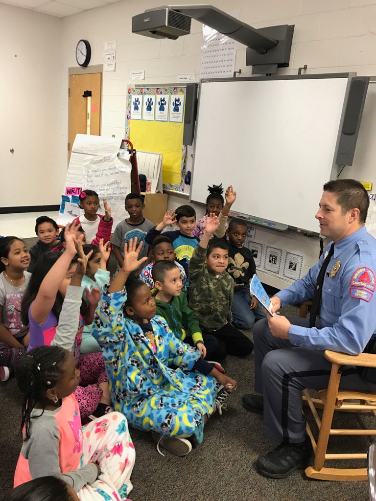 Our favorite Officer was here yesterday as our mystery reader.@wilburn_es